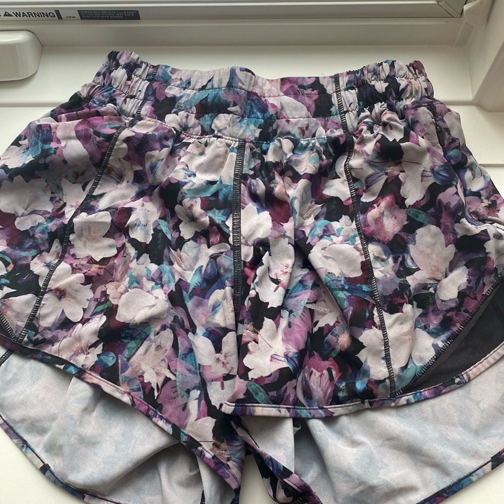Lululemon hotty hot short in size 4 4 inch in Utopia multi/deep phantom